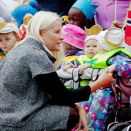 Kronprinsparet hilser på barn i Fosnavåg (Foto: Stian Lysberg Solum / NTB scanpix)